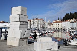 Forma viva se premika - Dve kamniti skulpturi zadnjega simpozija postavljeni na izbrani lokaciji 5